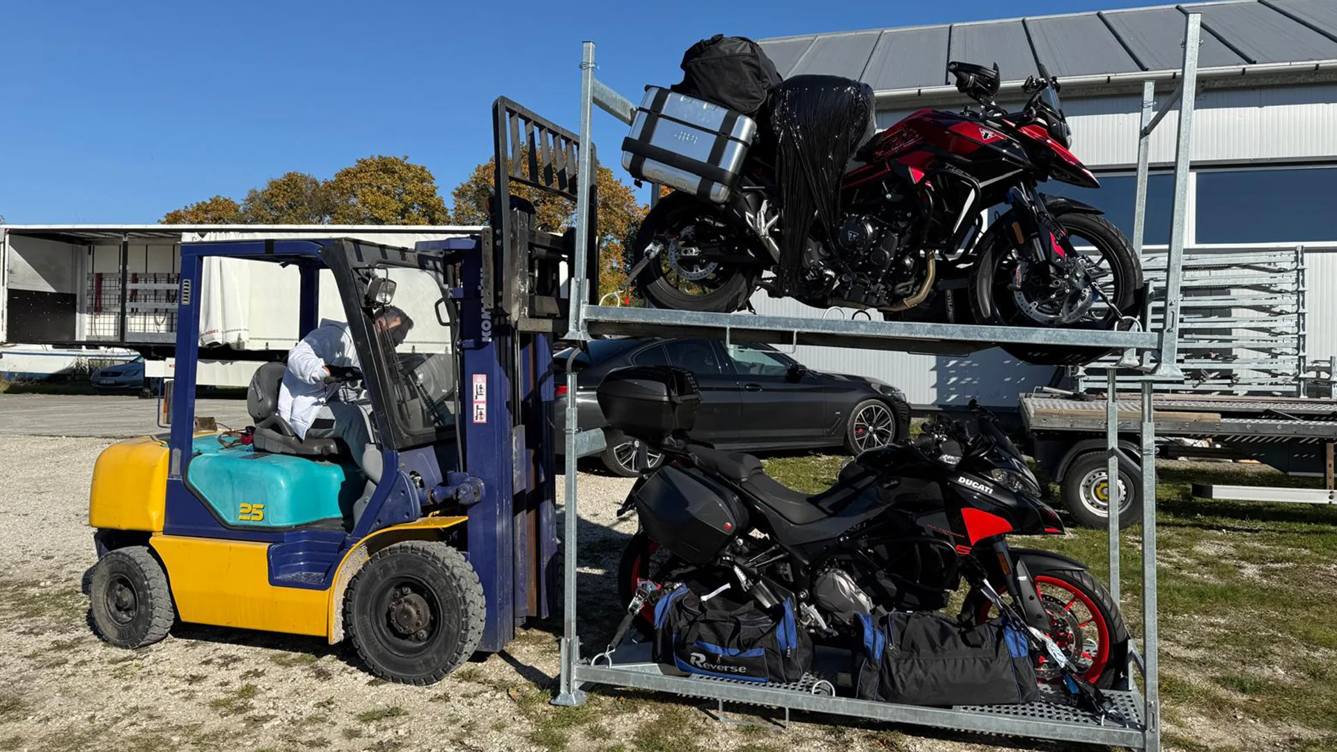 Zaladunek motocykli do transportu