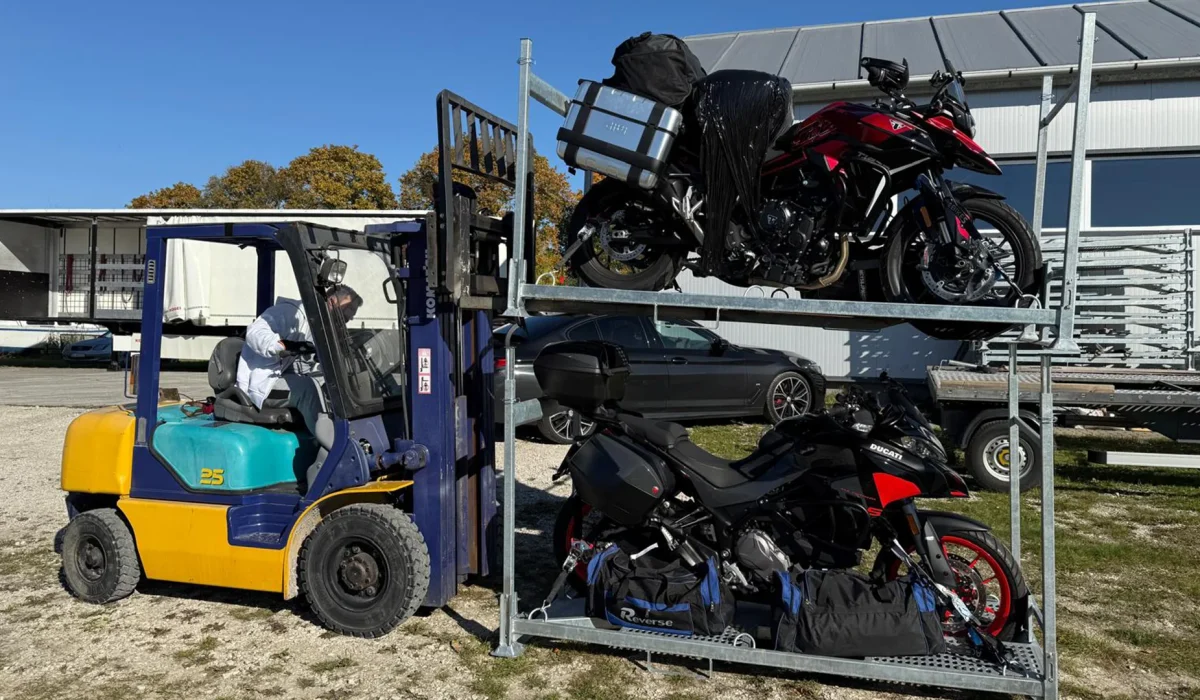 Załadunek-motocykli-do-transportu