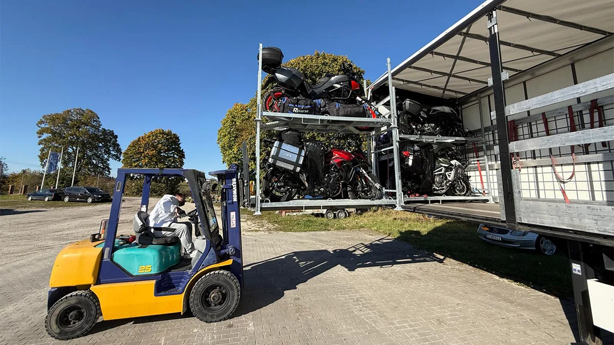 załadunek motocykli do transportu do Lizbony