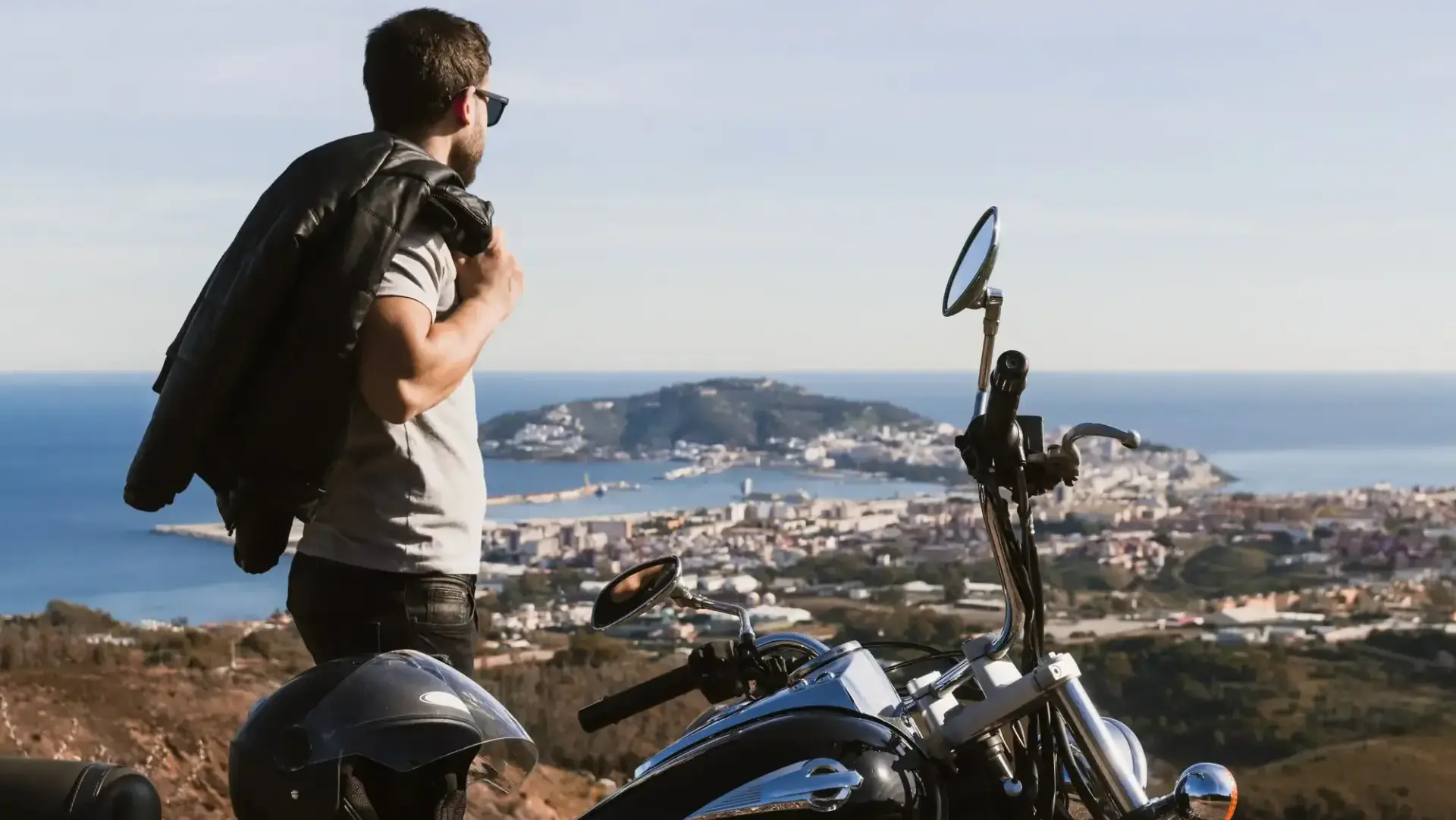 Transport motocykla z Polski do Neapolu – motocykl na lawecie na tle Wezuwiusza