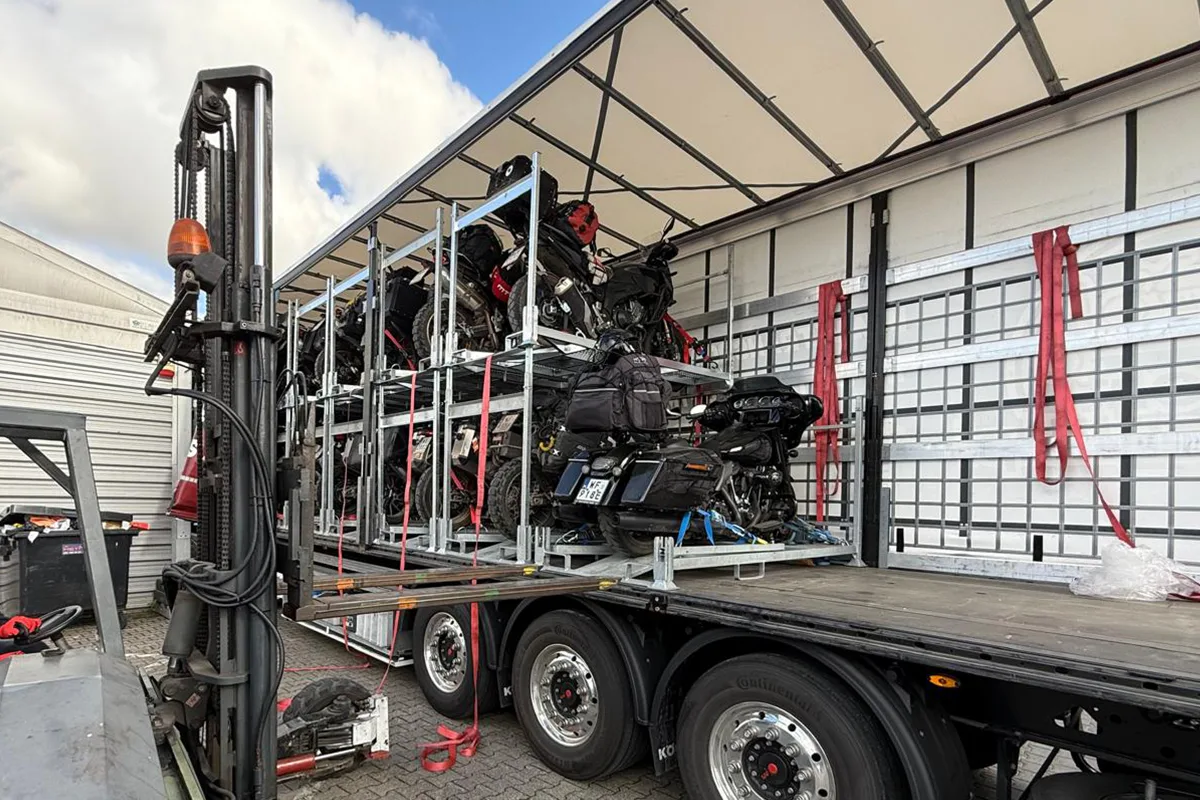 bezpieczny transport motocykla przez Europę