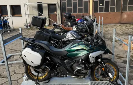 Załadunek motocykli do transportu do Barcelony - październik 2025