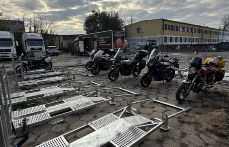 Załadunek motocykli do transportu do Barcelony - październik 2025