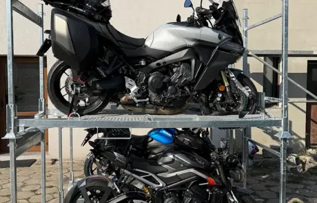 Załadunek motocykli do transportu do Barcelony - październik 2025