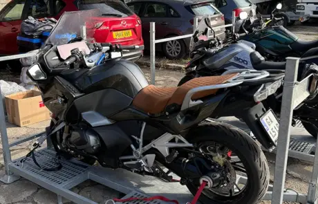 Załadunek motocykli do transportu do Barcelony - październik 2025