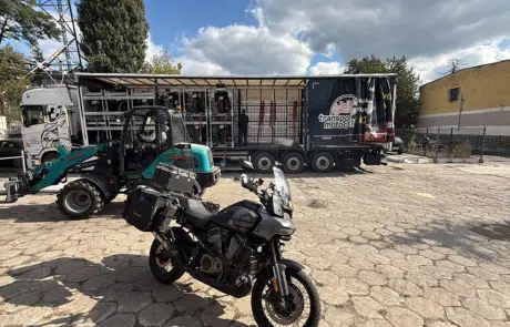 Załadunek motocykli do transportu do Barcelony - październik 2025