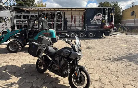 Załadunek motocykli do transportu do Barcelony - październik 2025