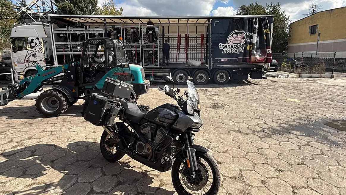 Załadunek motocykli do transportu do Barcelony - październik 2025