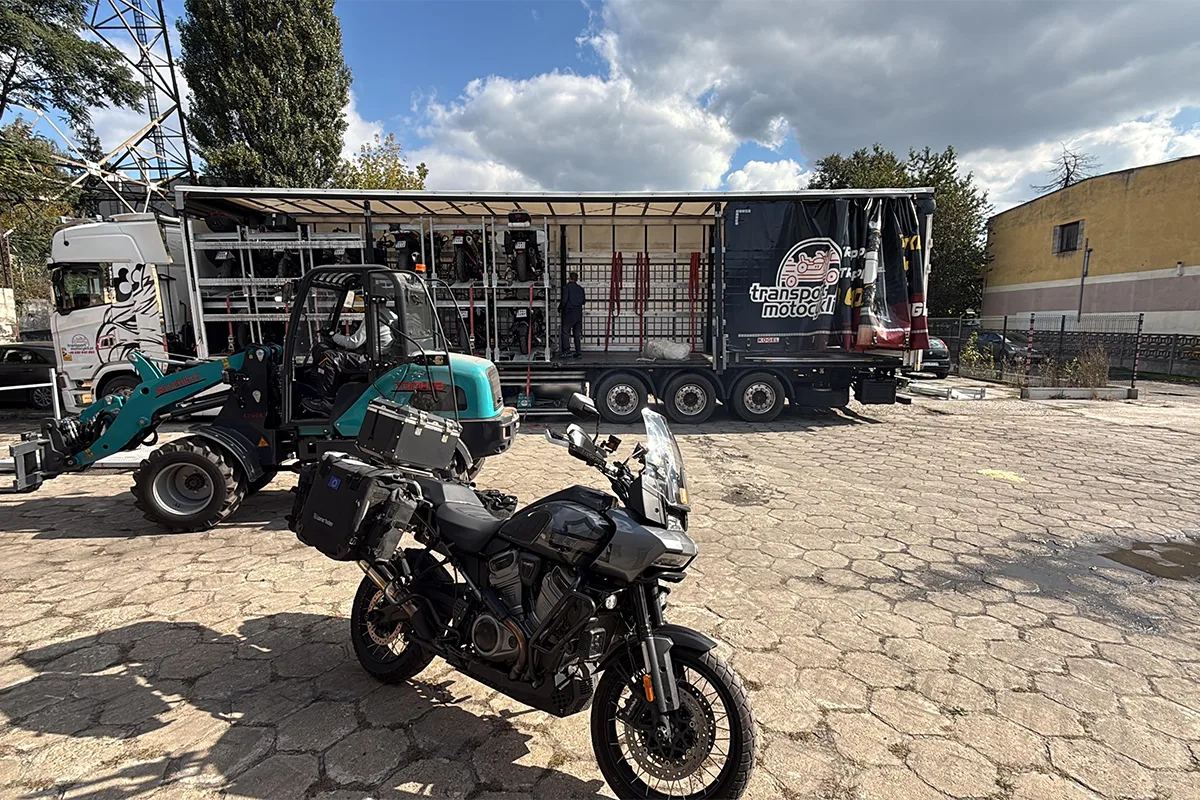 Załadunek motocykli do transportu do Barcelony - październik 2025