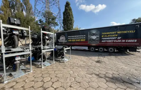 Załadunek motocykli do transportu do Barcelony - październik 2025